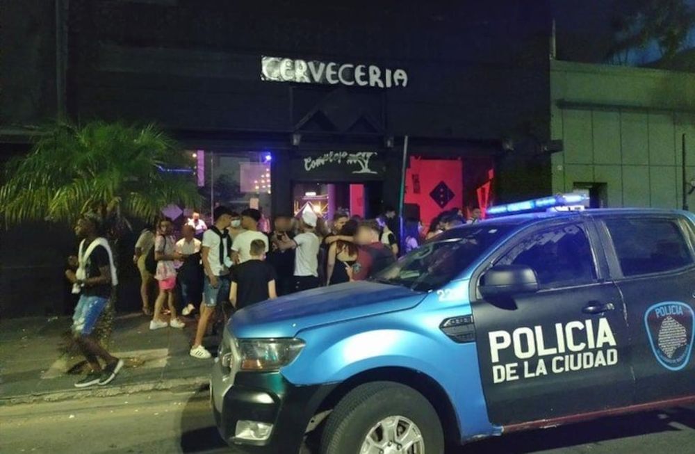 El lugar, que en el frente del local se identifica como “cervecería”, por dentro estaba preparado para funcionar como local bailable. / Foto: Gentileza