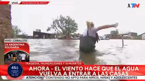 Paula Bernini, la periodista del canal Todo Noticias, cayó al agua durante su cobertura del temporal en Bahía Blanca | Captura de video&nbsp;