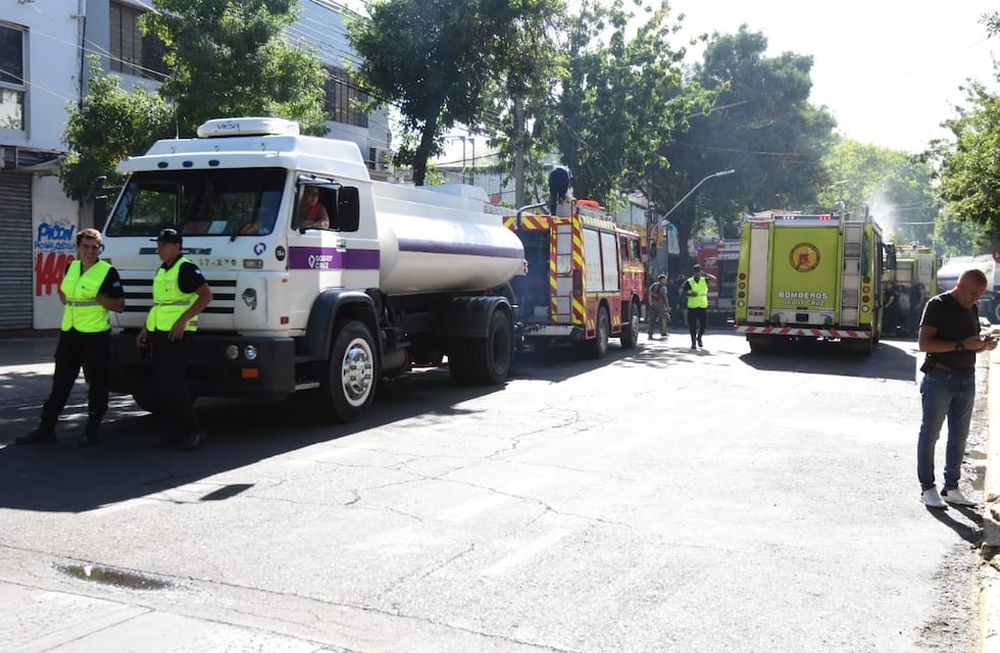 Incendio en la Feria Persa de Mendoza (Mariana Villa / Los Andes)