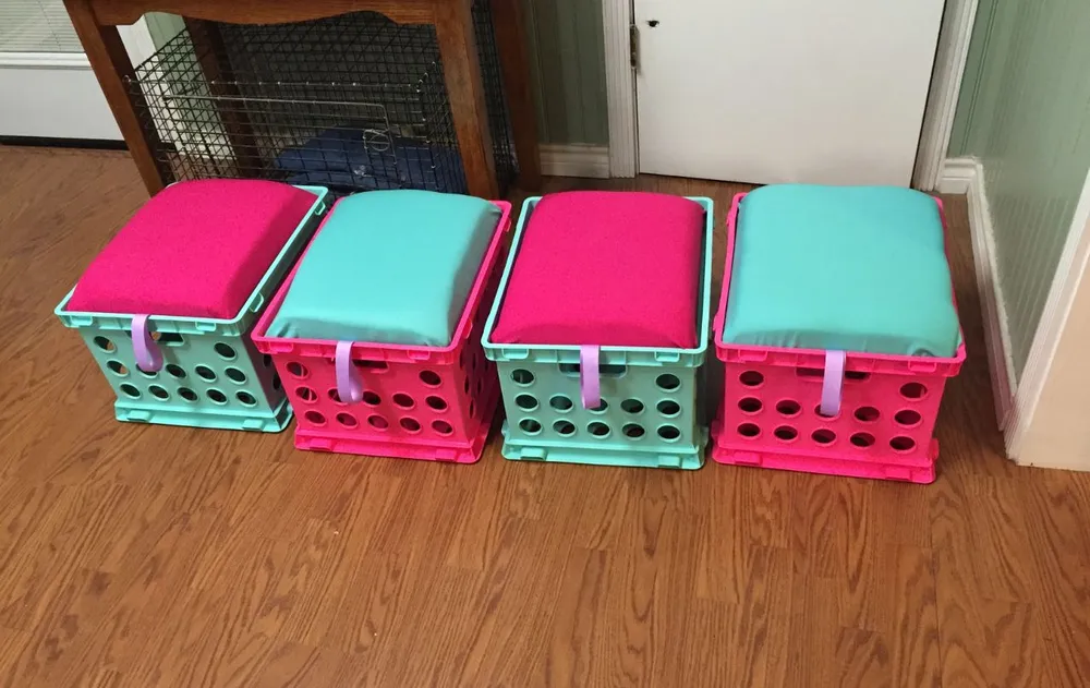 Con algunos elementos podrás convertir estos cajones de plástico en estos asientos.