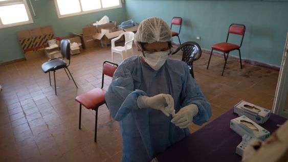 Hisopados DINAFContinúan los hisopados con alta positividad y mucha gente haciendo fila y esperando.  Foto: Ignacio Blanco / Los Andes