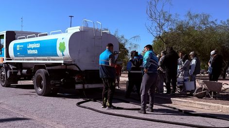 Capital provee a los vecinos con agua a los vecinos de La Favorita, a través de camiones cisternas.&nbsp;