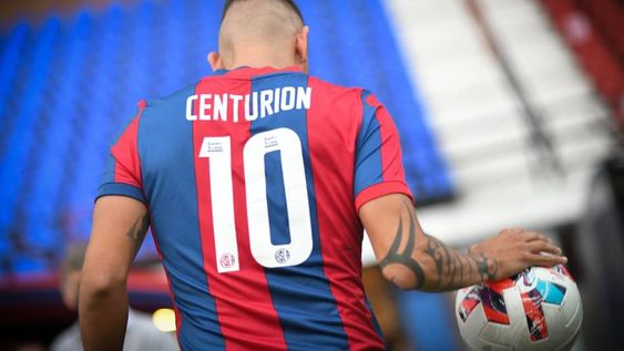 De espaldas al fútbol. Otra vez, Centurión faltó a una práctica y aparecieron videos en una fiesta casera. Se cansó la dirigencia del Santo. / Gentileza.