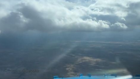 Impresionante aterrizaje en Mendoza: un piloto mostró desde la cabina cómo desciende su avión en El Plumerillo.