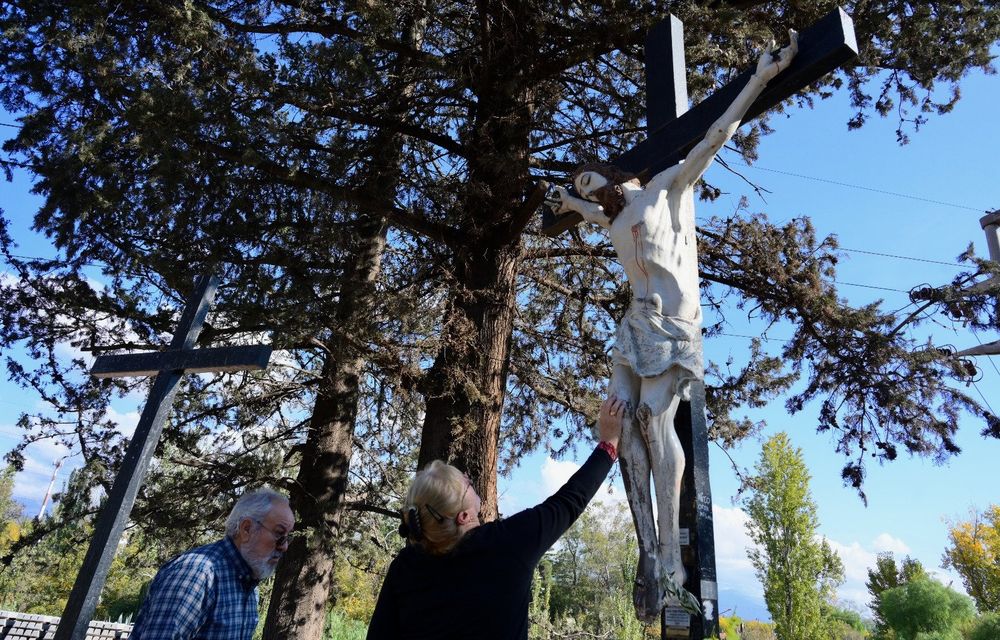 Mendocinos se acercaron al Calvario para el tradicional Vía Crucis en Viernes Santo
