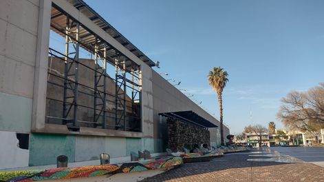 La pantalla gigante en el Paseo de la Patria, en San Martín, fue removida hace meses y todos se preguntan qué sucederá con ella (Enrique Pfaab - Los Andes)