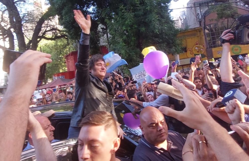 Milei saludó a la militancia en Mendoza en medio del caos de gente en calle Garibaldi, en pleno centro.&nbsp;