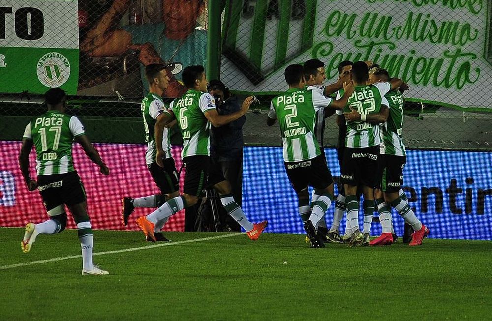 Telam, Buenos Aires, 21 de diciembre de 2020. Agustin Fontana (9), festeja el primer gol de Banfield que enfrenta hoy a  Gimnasia y Esgrima La Plata, en partido correspondiente a la Zona Campeonato B de la Copa Diego Maradona, en un partido de la segunda fecha de esa instancia. Foto: Jorge Baravalle/Pool ARGRA/cf/Telam