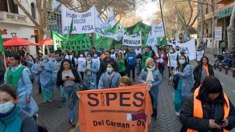 Los Andes | Reunión paritaria entre el Gobierno y ATEEsta mañana llegaron unos 400 manifestantes de la Asociación de Trabajadores del Estado (ATE) y la Asociación de Trabajadores de la Sanidad Argentina (ATSA) hasta el Centro de Congresos y Exposiciones, tras marcha