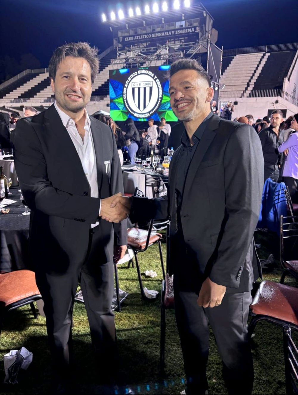 El presidente del Lobo, Fernando Porretta y el técnico del equipo Ariel Broggi, quien renovó contrato con la entidad mensana.&nbsp;