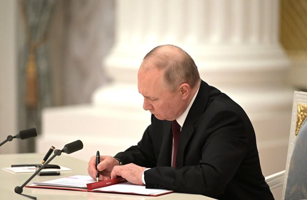 El presidente ruso, Vladimir Putin, firma un decreto que reconoce la independencia de dos regiones disidentes en el este de Ucrania. (Foto / Kremlin / DPA)