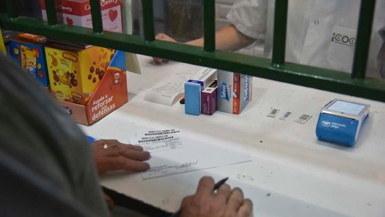 La decisión del Pami de reducir la cobertura de medicamentos a una buena proporción de afiliados ha implicado que muchos jubilados dejen de acceder a la medicación que requieren. / Foto: archivo