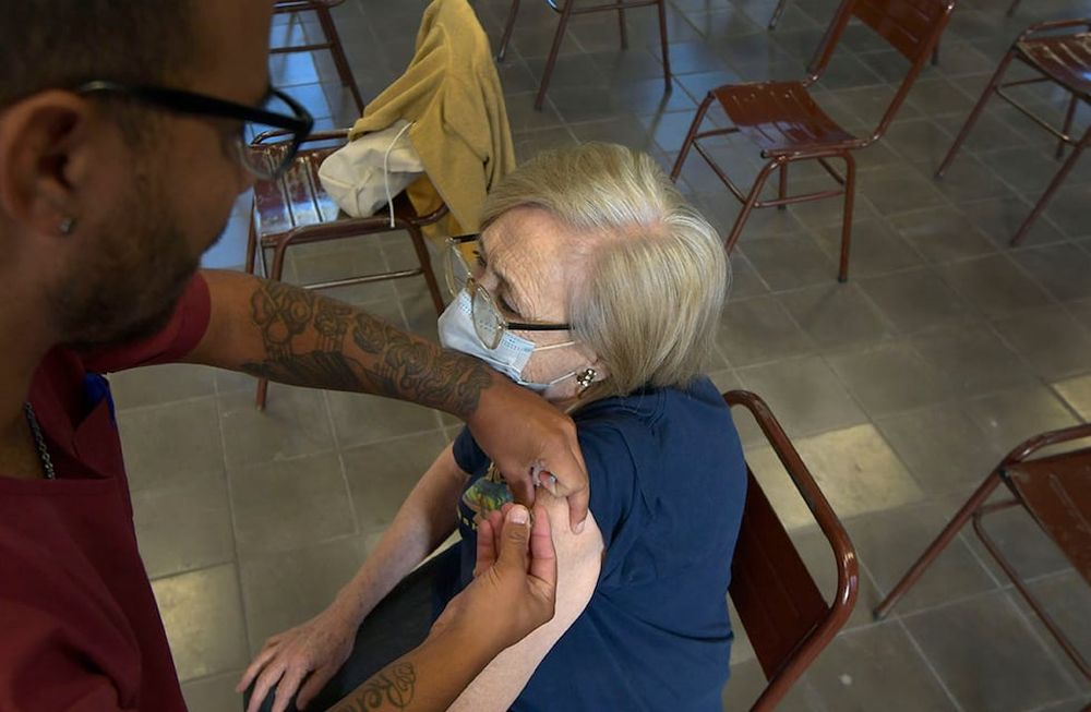 Los integrantes de los grupos de riesgo se están vacunando a buen ritmo, aseguran las autoridades sanitarias locales. | Foto : Orlando Pelichotti / Los Andes