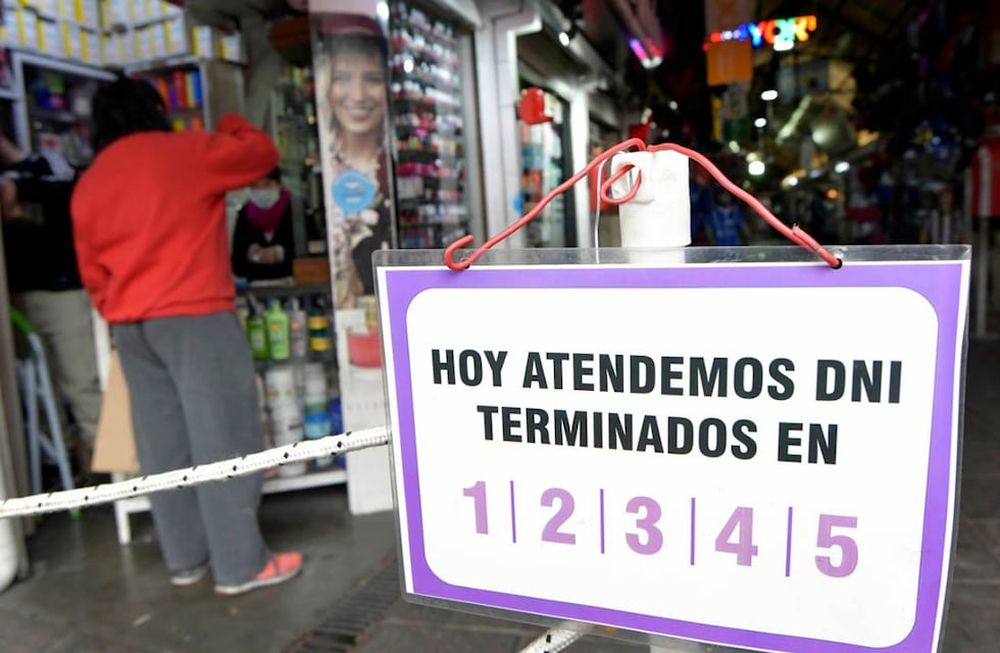 Las compras serán según la terminación del número de DNI. Los comercios se adaptan a las nuevas medidas. Orlando Pelichotti / Los Andes