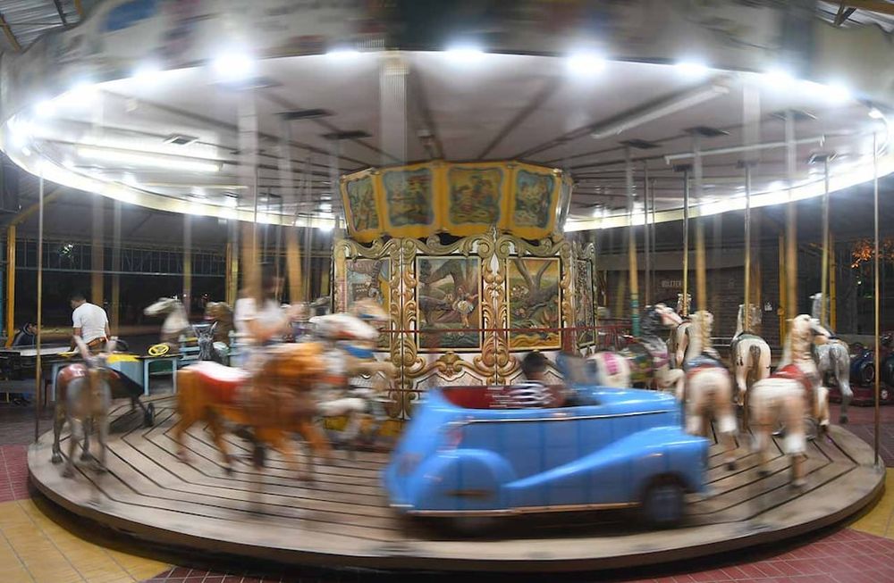 La calesita lleva más de 70 años en el Parque, aunque entre 1985 y 1990 funcionó al costado de la terminal, sobre el Acceso Este. | Foto: Archivo Los Andes