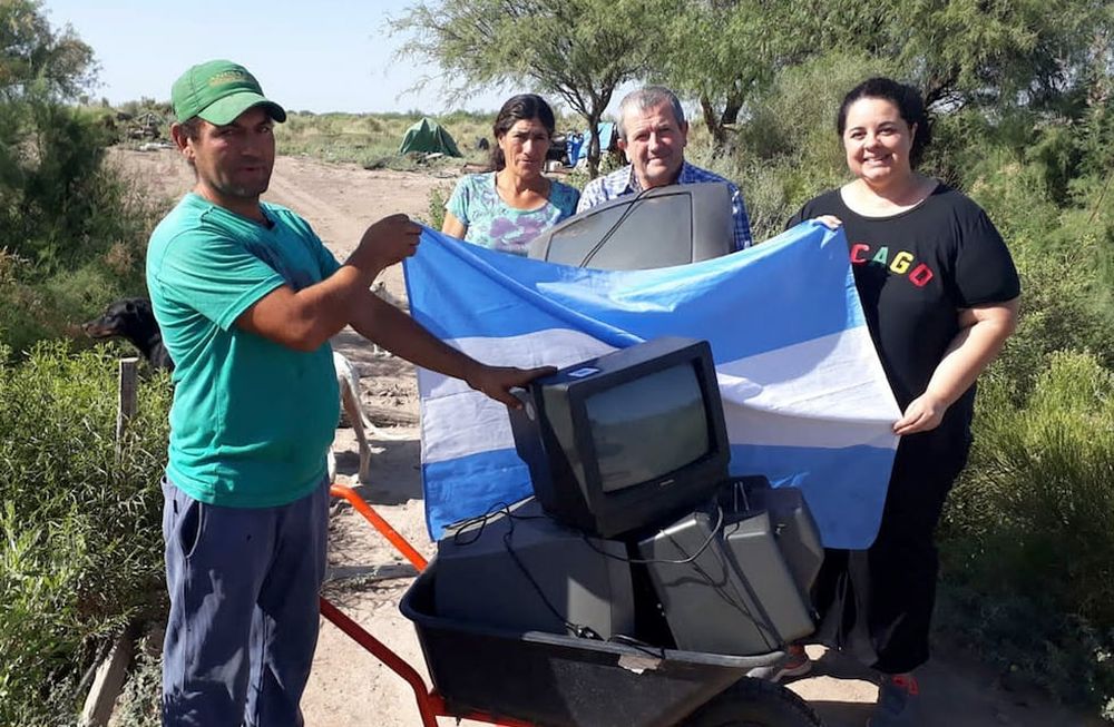 Vanina Lucero reunió televisores en desuso y en buen estado para donarlos a personas que viven en lugares alejados de la ciudad o para aquellos que no poseen recursos económicos.