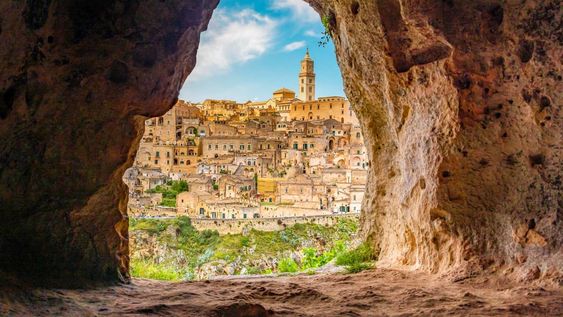 la ciudad mas de cuento esta en italia, es patrimonio de la humanidad y esta excavada en cuevas milenarias