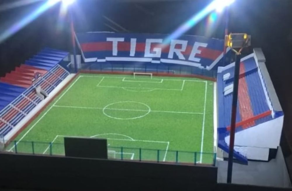 Un artesano realiza estadios de fútbol a escala.