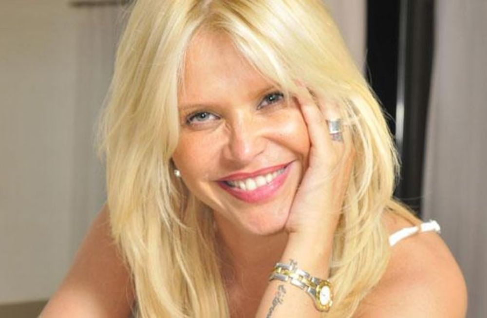 Nazarena Vélez deleitó con fotos retro en una fiesta de la espuma