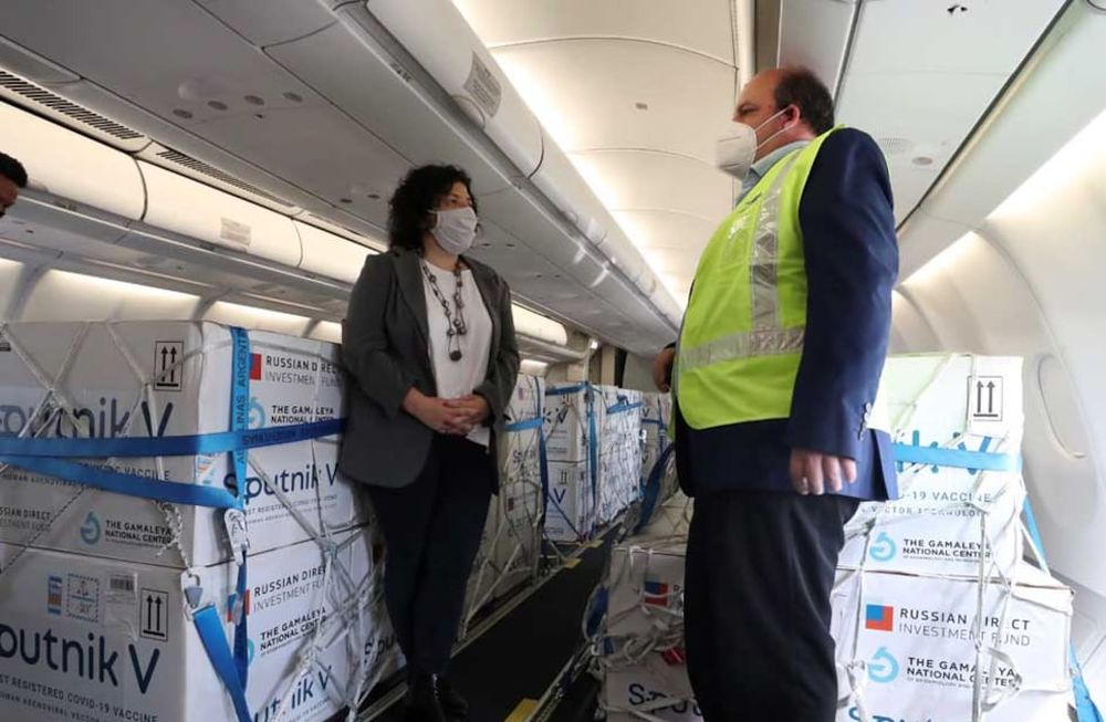 La ministra de salud, Carla Vizzotti, recibió en Ezeiza el último cargamento de vacunas Sputnik V. Foto: Gentileza Télam