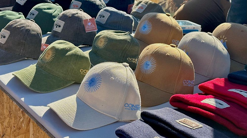 Gorras con temática nacional.