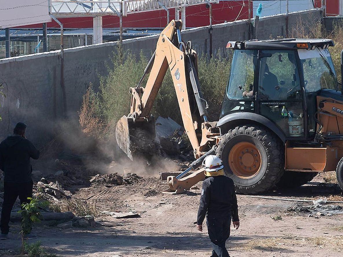 Ayer continuaron las excavaciones cerca del ex club Jorge Newbery, donde los perros habían marcado rastros. Foto: Orlando Pelichotti / Los Andes