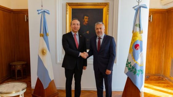 El Gobernador Alfredo Cornejo recibió al embajador de la República Popular China en la Argentina, Wang Wei, y a la comitiva de empresarios y funcionarios del país oriental. Foto: Los Andes