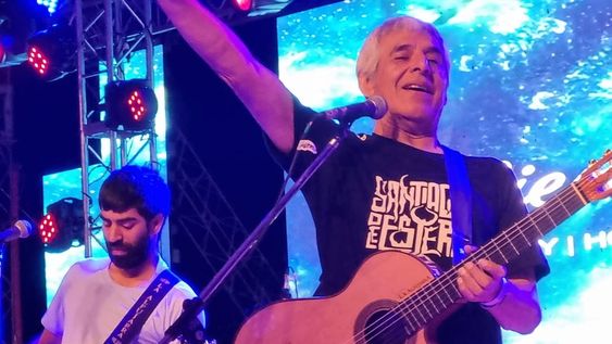 Peteco Carabajal actuó el sábado con Riendas Libres, la banda que integra junto a sus sobrinos, en el 44 Festival del Maíz de la Pampa de Pocho. (Miguel Ortiz / La Voz)