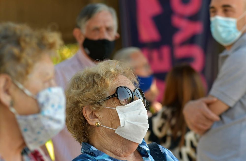 Demoras en la vacunacion a los ancianos de mas de 70 años en el Parque Central. Foto: Orlando Pelichotti / Los Andes