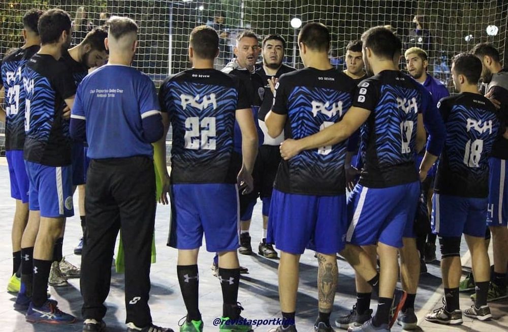 Feddy Zanona, técnico del Tomba, da indicaciones a sus dirigidos, que no pudieron superar a Municipalidad de Maipú. / Gentileza de Revista SportKids