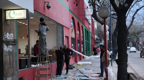 Los Andes | Mendoza 21 de julio de 2023 Viento Zonda en el Gran Mendoza provocó la caída de árboles y postes de luz entre otros destrozos. En el supermercado Blow Max se rompieron los vidrios de uno de los ventanales. Foto: Marcelo Rolland / Los Andes