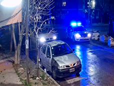 Dos hombres escapaban en una moto robada y uno murió tras ser atropellado por un patrullero, en La Matanza.