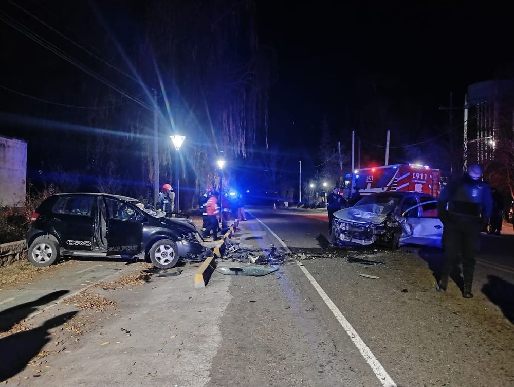 Tunuyán: Dos vehículos chocaron de frente en el cruce de las rutas provinciales 90 y 93. Ambos conductores quedaron atrapados y fueron rescatados por bomberos.