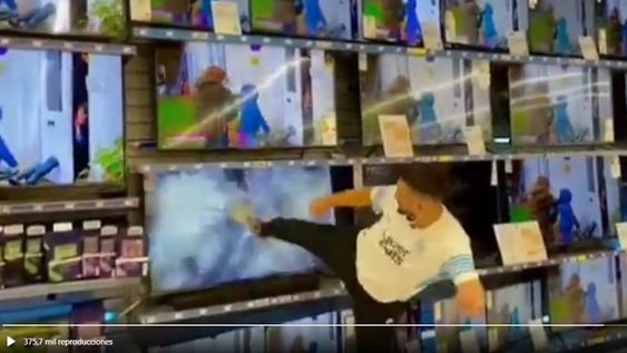 Hinchas del Olympique vistiendo remeras con la leyenda Fuck Messi y rompiendo televisores en un shopping. / Gentileza. Hinchas del Olympique vistiendo remeras con la leyenda Fuck Messi y rompiendo televisores en un shopping. / Gentileza.