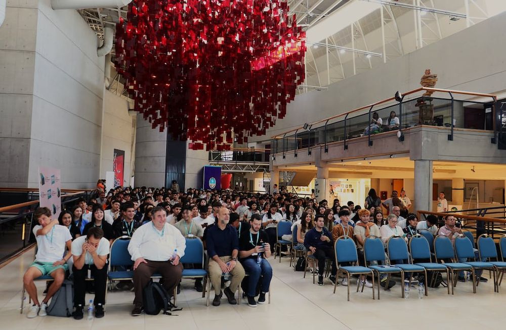 Unos 350 estudiantes de escuelas secundarias mendocinas participaron del Foro de Emprendedores Cuyo 2024, organizado por Junior Achievement. Foto: Los Andes