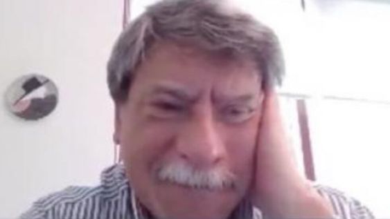 Alumnos consuelan a profesor que tenía problemas técnicos en su clase virtual