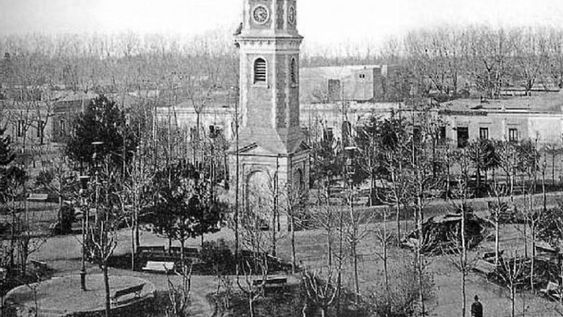 Los mendocinos oscilaban entre pasear por el lago que estaba en la Plaza Independencia o ir a escuchar las melodías del reloj de la Plaza Cobos, actual San Martín.