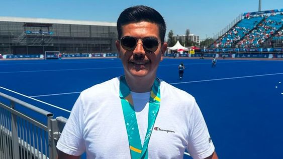 Cristián González con una de las tantas medallas obtenidas en Chile