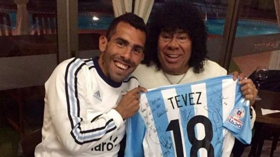 La Mona Jiménez visitó a Tevez en el búnker del plantel argentino