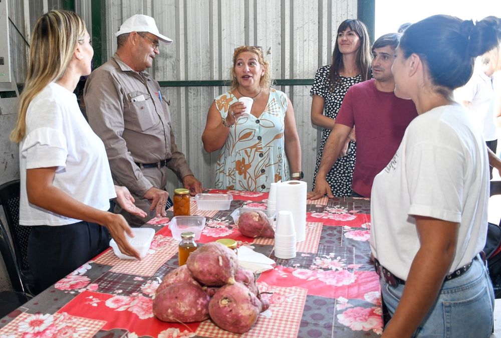 Calvente y miembros de la Asociación San Cayetano (8).jpeg