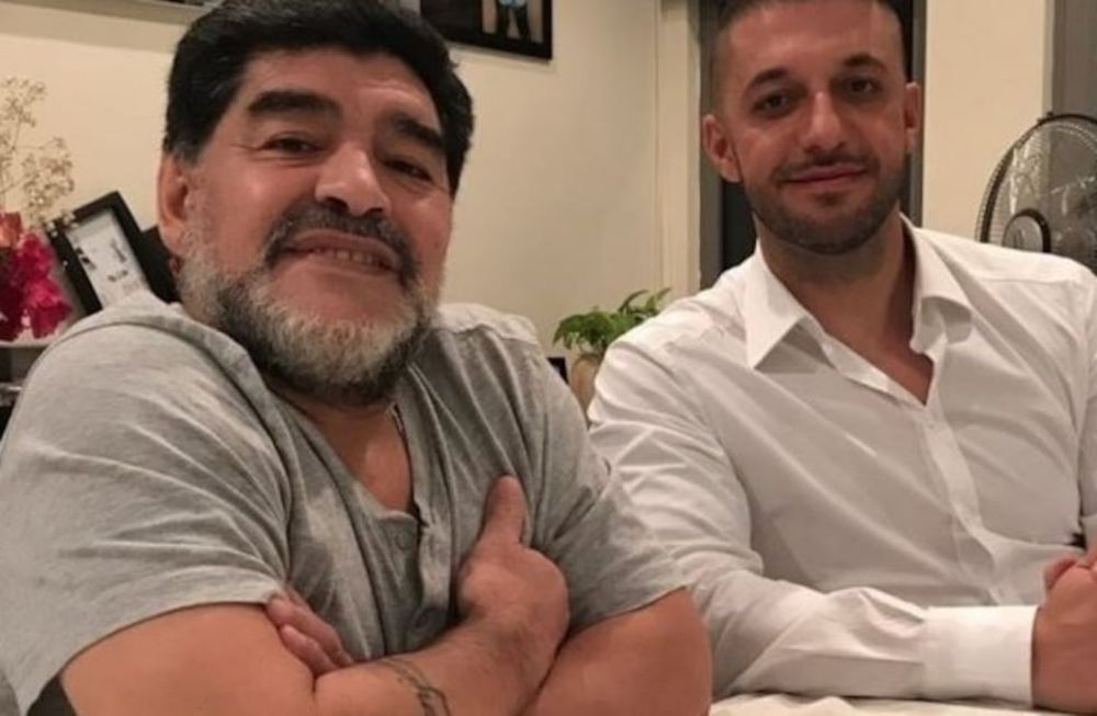 Matías Morla, abogado y amigo de Diego Maradona, enfrentando con dos de las hijas del 10. / Gentileza.