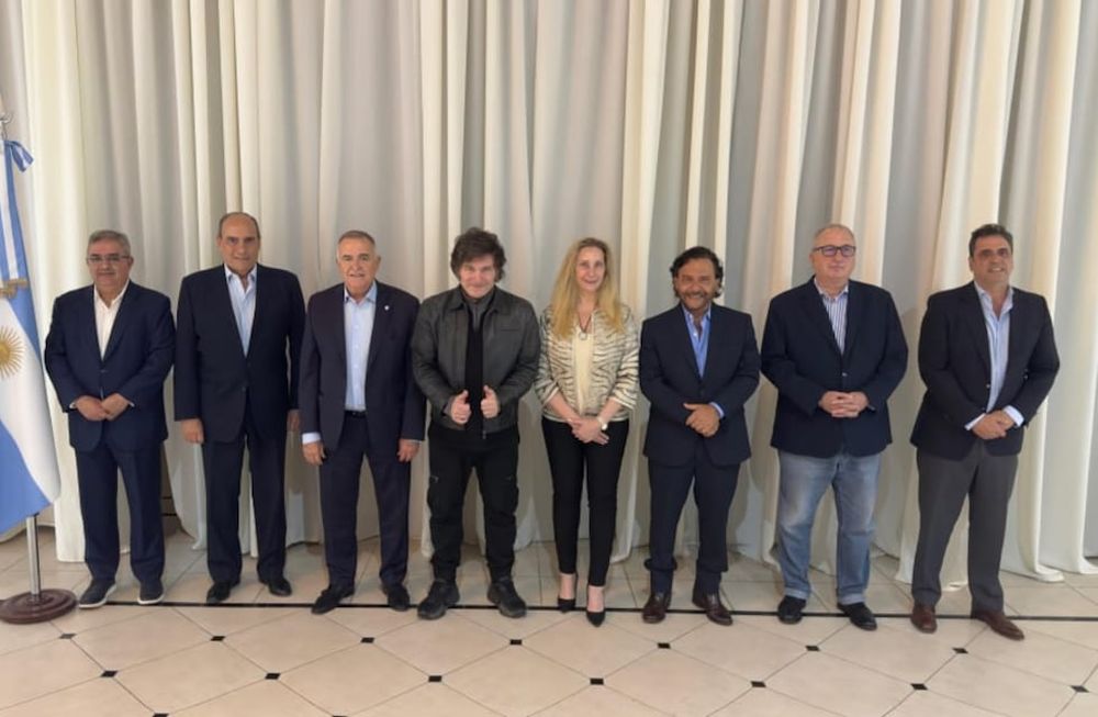 El Presidente Javier Milei se reunió anoche en la Quinta de Olivos con los Gobernadores de Salta, Gustavo Sáenz; de Catamarca, Raúl Jalil; de Tucumán, Osvaldo Jaldo; y de Misiones, Hugo Passalacqua. Presidencia