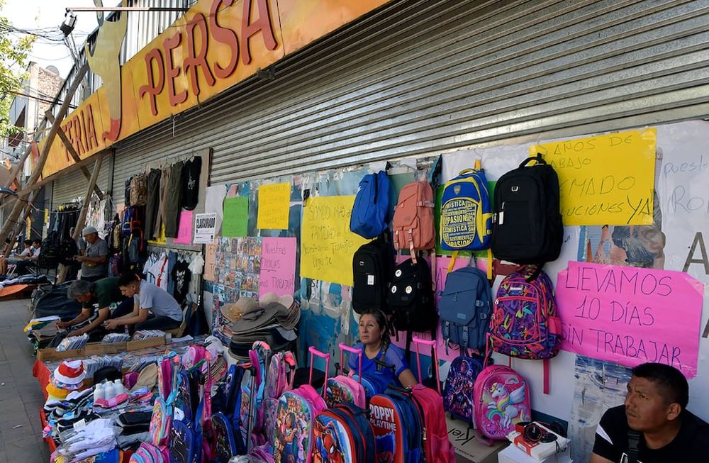Feriantes de los persas venden en vía públicaTras el incendio que generó pérdidas totales para los comerciantes de la Feria Persa Mendoza, algunos venden en las veredas sus mercaderías.Foto: Orlando Pelichotti