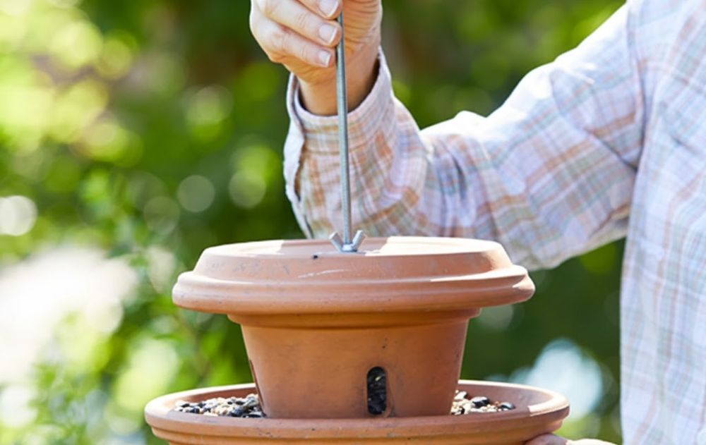 Esta idea de reciclar macetas viejas la vuelve una forma de embellecer el espacio con ingenio y al mismo tiempo un beneficio para distintas aves.