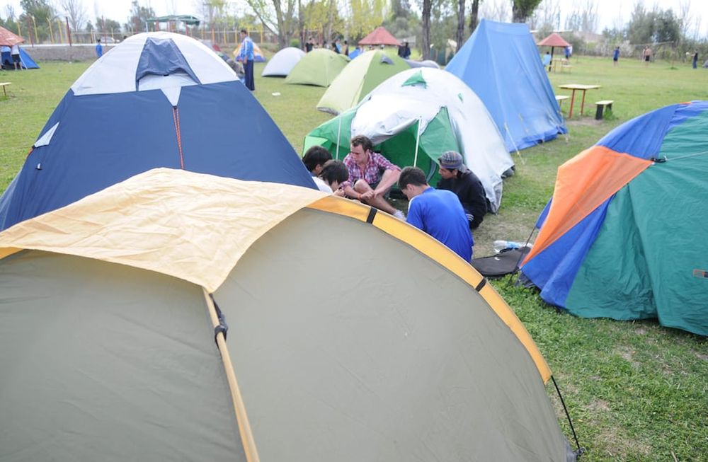 Los campings deberán establecer parcelas de acampe, cada una con distancia social y demarcadas en el piso. Tendrán que definir un cupo máximo por grupo.