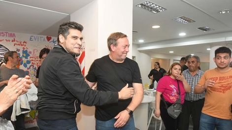 Los Andes | Elecciones presidenciales 2023 en la República Argentina.Martín Aveiro candidato a Diputado Nacional por Mendoza junto a militantes justicialistas festejando en el bunker del Partido Justicialista Unión por la Patria de Ciudad Foto: José Gutierrez / Los