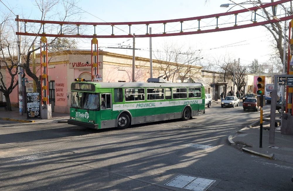Los troles canadienses New Flyer fueron uno de los últimos modelos en recorrer las calles de Mendoza. Se compraron 80 unidades durante el gobierno de Celso Jaque. | Foto: archivo / Los Andes
