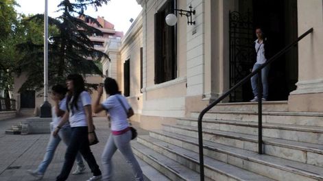 Frente a hechos de violencia y amenazas entre adolescentes que trascienden las aulas, la Dirección General de Escuelas (DGE) decidió avanzar en una estrategia de fondo: formar a los preceptores para que se conviertan en un tutor pedagógico con herramientas de intervención directa. Imagen ilustrativa