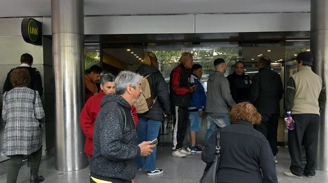 Otro día de filas en los bancos /Orlando Pelichotti