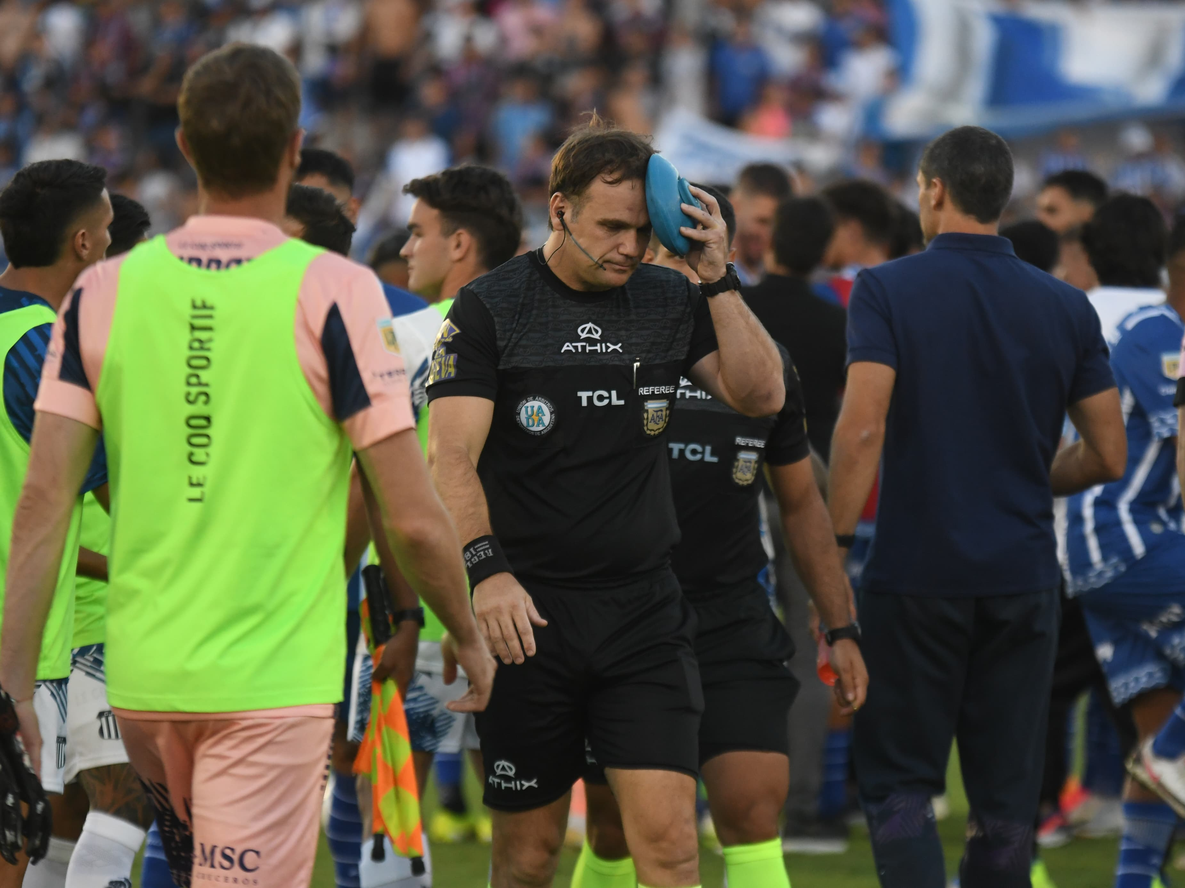 Identificaron al agresor del juez de línea en el partido de Godoy Cruz - Talleres.